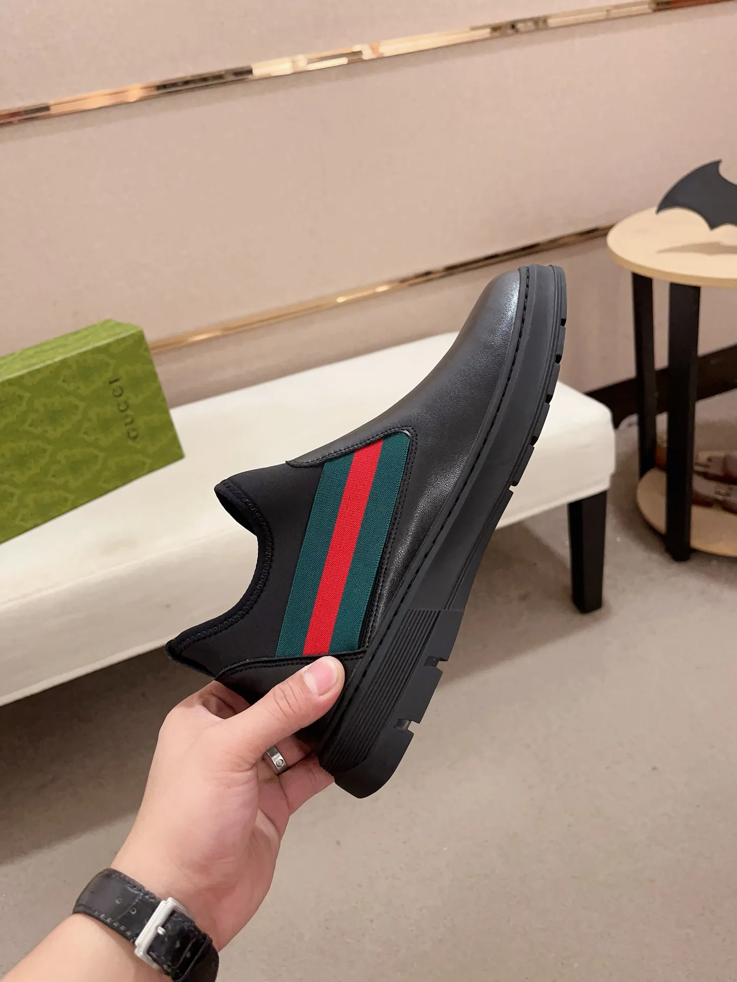 Factory price 480💰 (sheepskin lining * velvet lining optional! Can be made without label) High-quality new GUCCI (Gucci) counters will be launched simultaneously. The new men's shoes and 😘fabric are made of high-tech glue-spraying technology. Lining: sheepskin lining* velvet lining. 👍🏿 High-end ☄️ air-cushion molded anti-slip rubber outsole, exquisite lines, simple and elegant, comfortable and high-end for leisure travel. Code number: 38 to 44 (45 can be customized and cannot be returned or exchanged)
